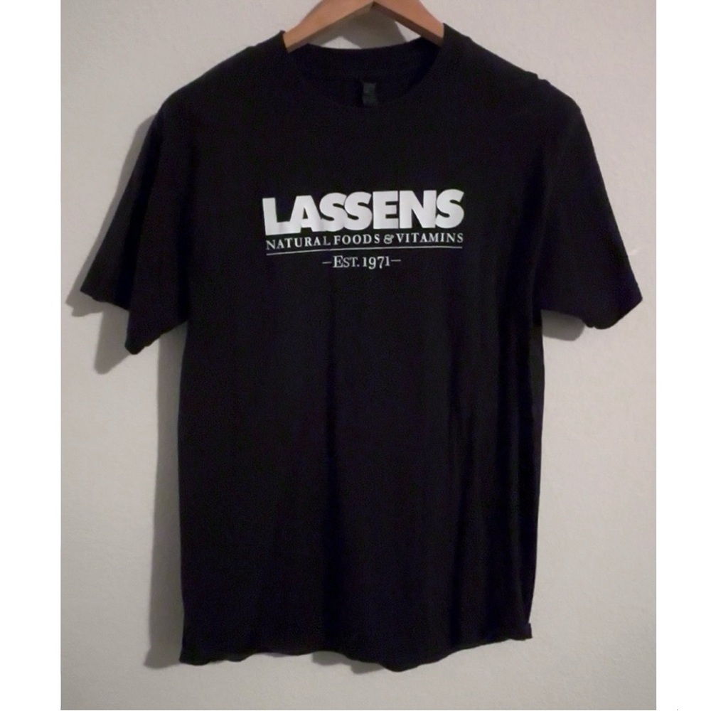 Uni-sex Lassens Black Tee Shirt Fits Size Mens Medium Short Sleeve Classic Fit